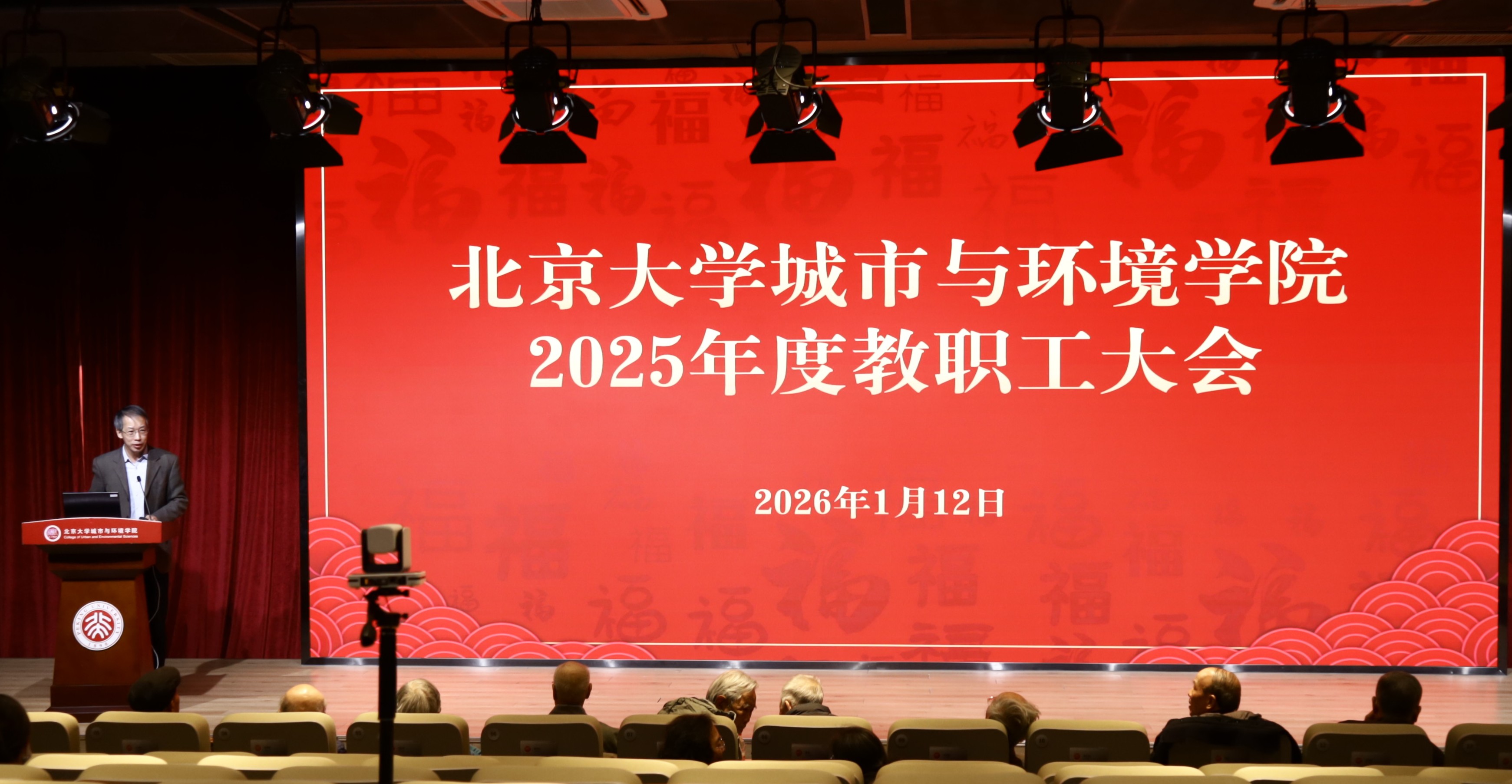 1-陈耀华主持大会.JPG
